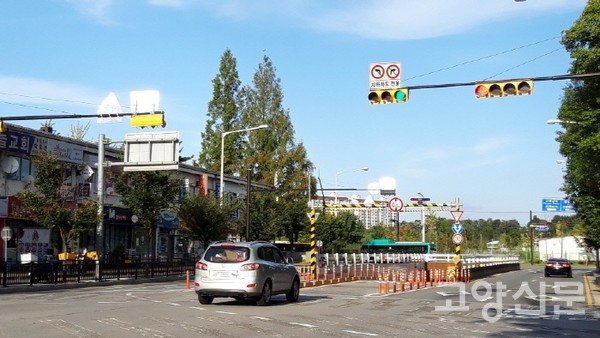 강촌로 지하보도 마두동방향 출구. 지하보도 전용 신호가 따로 설치됐다. 