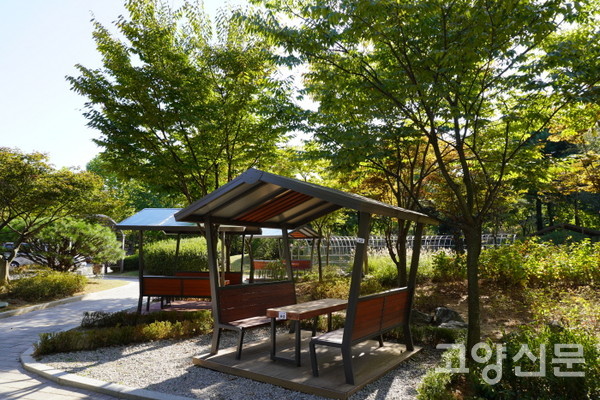 피크닉장 A구역에 배치된 지붕형 피크닉테이블.
