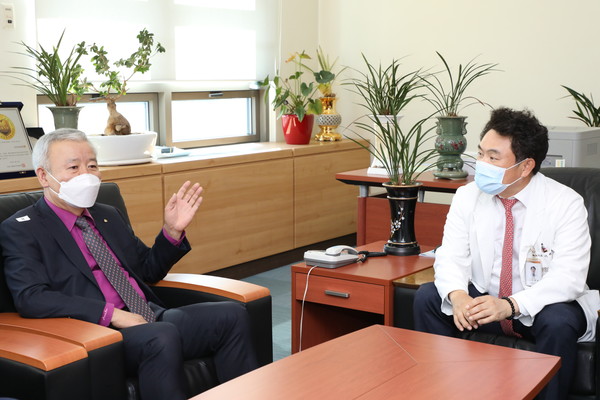 김재수 고양동부새마을금고 이사장(왼쪽)과 이해원 동국대학교 일산병원장(오른쪽)이 상호협력에 대해 이야기를 나눴다.