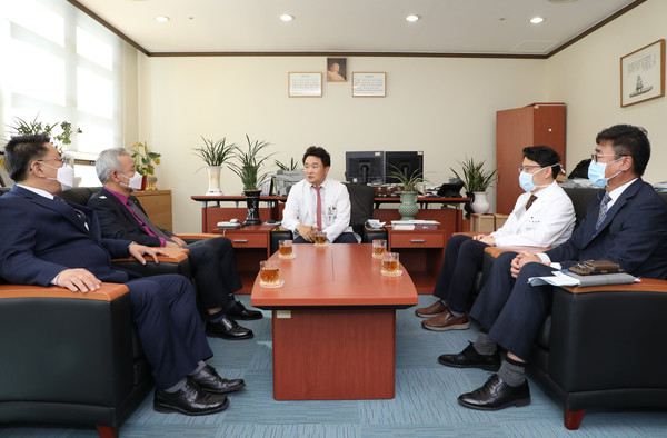 고양동부새마을금고와 동국대 일산병원 관계자들이 협약식 전 안부를 물으며, 담소를 나눴다.