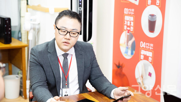 강상진 에이라이프 대표는 “많은 사람들이 사업 성공을 꿈꾸며 창업에 도전하지만 현실적으로 좌절하는 경우가 너무나 많다”며 “그 주된 이유는 시장에서 인정받을 수 있는지에 대한 고려 없이 먼저 기술개발과 제품생산에 몰두하기 경우가 많기 때문이다. 따라서 창업을 하려고 할 때는 시장과 소비자들에게 선택받을 수 있는 요소를 충분히 반영해 연구-개발-생산-유통-판매까지 통합적인 계획을 반드시 수립해야한다”고 강조했다.