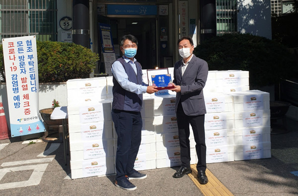  e편한세상 일산어반스카이가 일산1동 행정복지센터에 150만원 상당의 농산물꾸러미를 기탁했다.