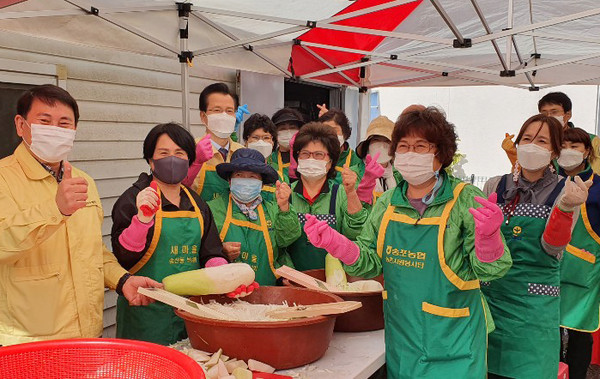 밑반찬을 만들어 지역의 어려운 이웃과 나눔을 가진 송산동 새마을부녀회