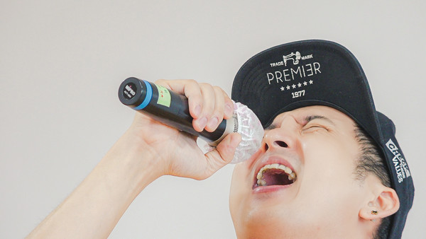 열창을 하고 있는 참가자