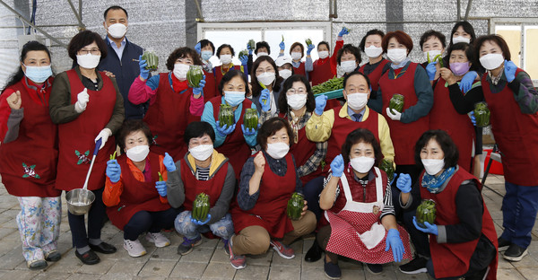 장순복 조합장과 농가주모 회원들이 지역나눔을 위해 화이팅 했다.