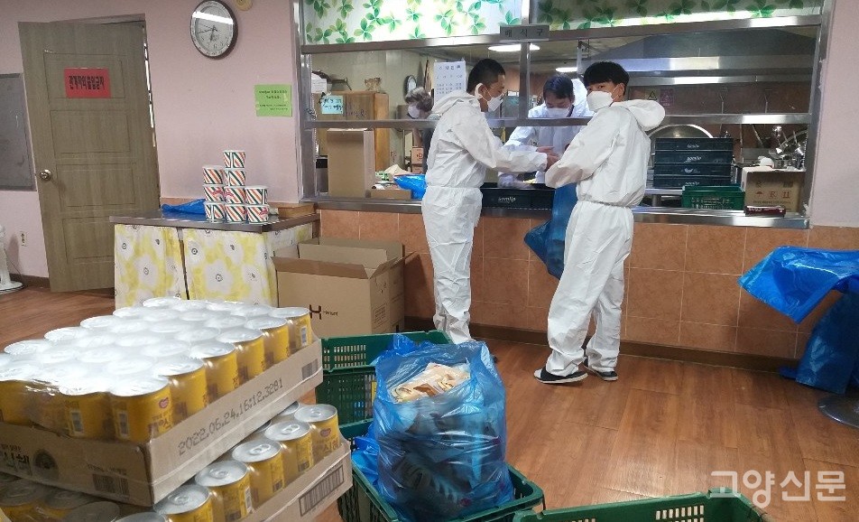 ▲ 코호트격리 기간 중에는 시설 내에서의 음식조리는 금지돼 있기 때문에 외부에서 가져온 간편식(빵, 우유)과 도시락만 먹을 수 있었다. 도시락을 준비 중인 직원들.