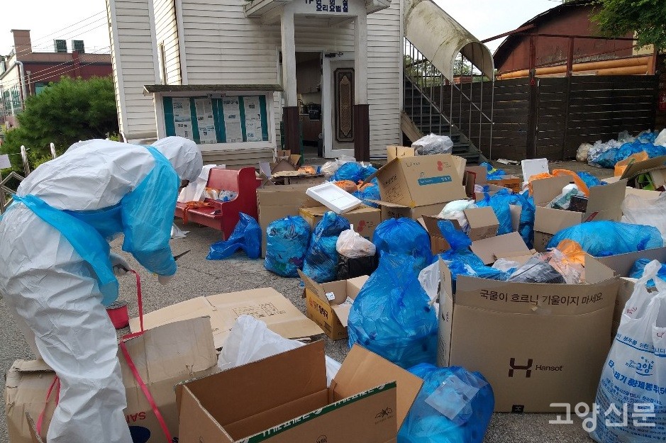 ▲ 코호트격리 기간 중 시설에서 나온 쓰레기를 직원들이 정리하고 있다. 