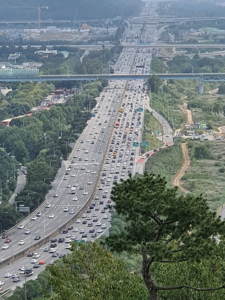 출퇴근시간에 만성적인 교통체증을 겪는 자유로의 모습. 서울~문산 고속도로 개통으로 하루 최대 자유로 2만7000대, 행주대교 1만3000대 이상 교통량 분산이 예상된다.