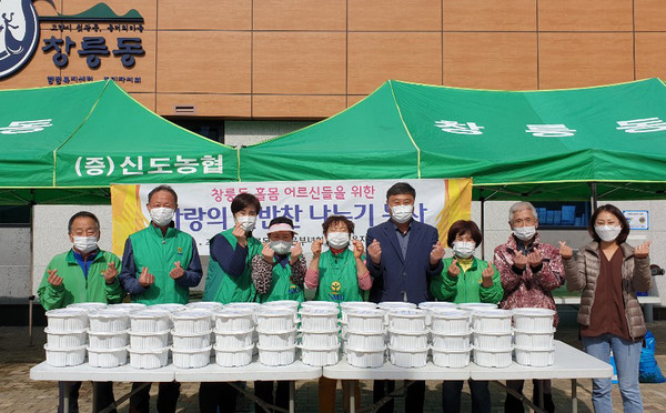 창릉동이 지역 저소득층 독거 어르신 70가정에 직접 만든 불고기를 전달했다.