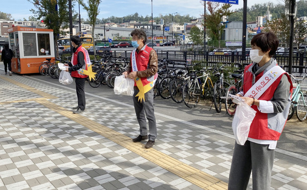 삼송역 인근에서 캠페인을 펼치고 있는 삼송동 지역사회보장협의체 위원들