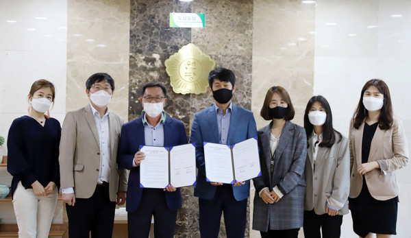 원당종합사회복지관과 원당초등학교가 지역사회 내 복지 사각지대에 놓인 위기가정 발굴과 건강한 성장을 위한 사례관리를 지원 하는 협력체계를 구축하고자 업무협약을 체결했다.