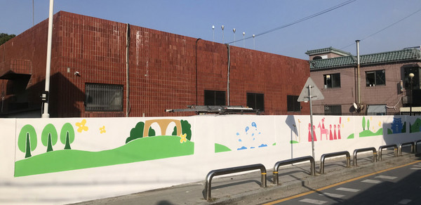 까끔하게 완성된 벽화. 