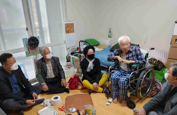 마두2동 지역사회보장협의체 위원들이 지역의 중증 장애 어르신댁을 방문해 이야기를 나누고 있다.
