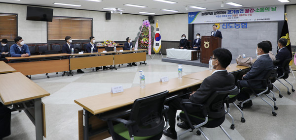 김한모 신도농협 조합장이 축하와 격려를 하고 있다.