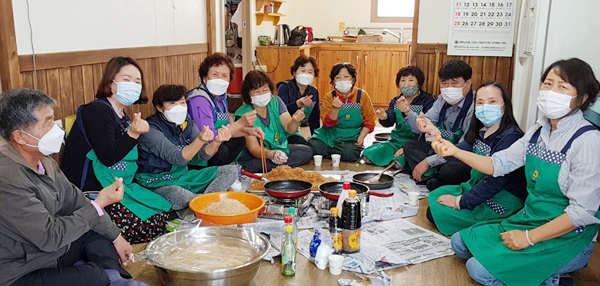 반찬나눔을 위해 준비를 하는 원신동 새마을부녀회.