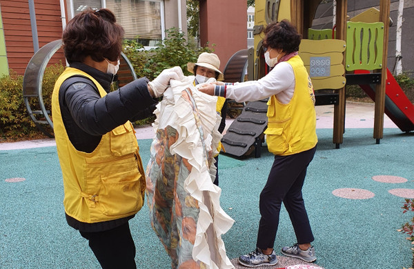 원신동 적십자봉사회가 이불빨래 세탁 봉사를 하고 있다.