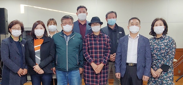 성사2동 주민자치위원회에 신규로 위촉된 주민자치위원과 현 위원들.