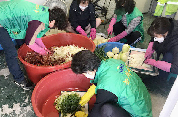 반찬을 만들고 있는 장항1동 새마을부녀회.