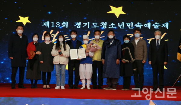 이길용 시의회의장을 비롯해 시상식에 참가한 고양시의원들이 진밭두레농악팀과 기념사진을 찍고 있다.  [사진제공=고양문화원]