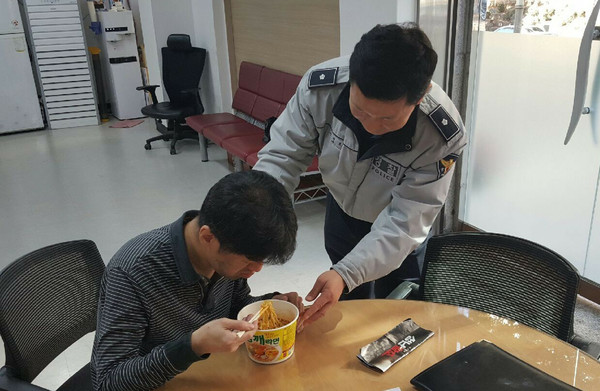 따듯함과 세심함은 항상 그와 함께 한다.