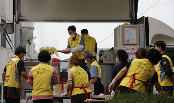 짜장면 나눔 봉사는 그의 삶의 충전소다. 
