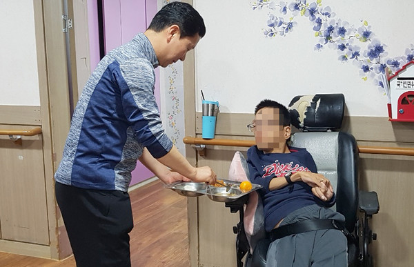 제복을 입어도 사복을 입어도 그는 동네 이웃이다. 민중의 지팡이로 봉사의 전도사로 최선을 다한다. 