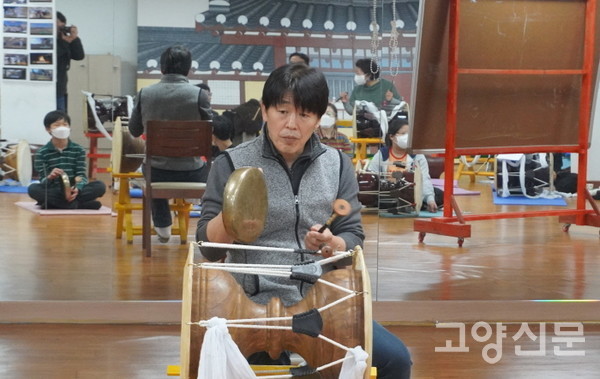 진밭마을회관에서 풍물지도를 하고 있는 장구석 대표.