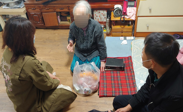 풍산동지역사회보장협의체가 어려운 이웃을 위해 이야기를 나구고 있다.