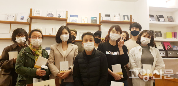 윤동희(가운데) ‘북노마드’ 대표는 대기업 사원, 유능한 편집인, 대학 교수 등 여러 삶을 살다가 결국 “어떻게 하면 나만의 보폭과 나의 속도로 선명하게 살 수 있을까 고민하다가 단순하고 경쾌하게 ‘혼자’ 일하기로 했다”고 말했다.