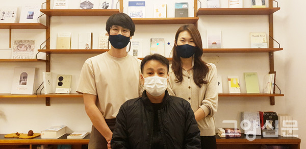 라비브북스의 이창우, 이형주 대표가 윤동희 작가와 기념촬영을 했다.