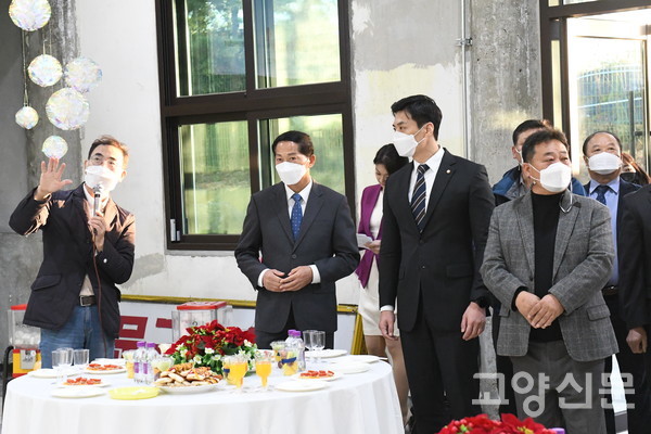 준공식 이후 '능곡1904'내부공간을 둘러보는 참가자들