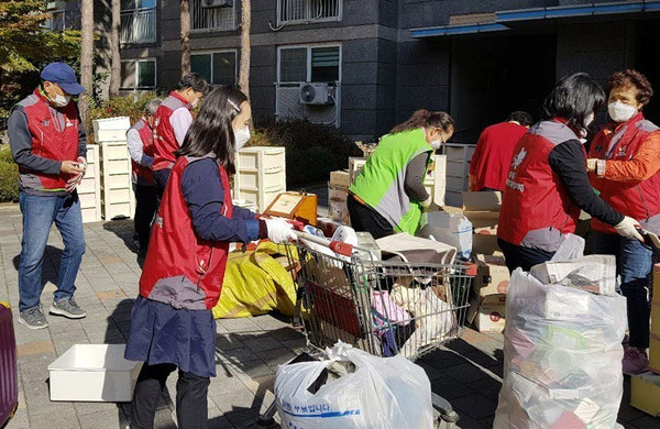 원신동 주민들은 개선사업에 동참해 쓰레기를 버리는 등 적극적으로 참여했다.