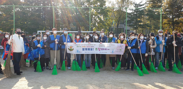 '쓰레기도 쓸어담고, 담소로 소통한다'는 슬로건으로 진행된 이번 행사는 주민들에게 많은 호응을 얻었다. 