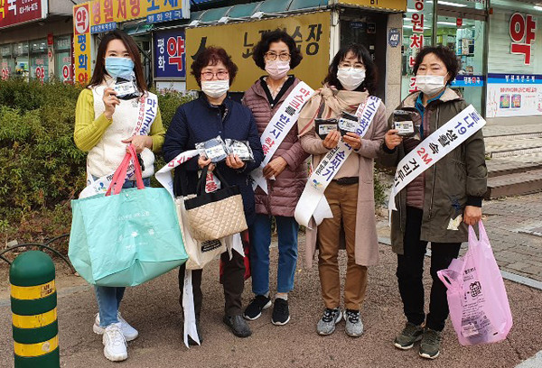 대화동 주민자치위위원회가 대화동 53블럭 소상공인에게 직접 제작한 면 마스크 500매를 전달했다. 