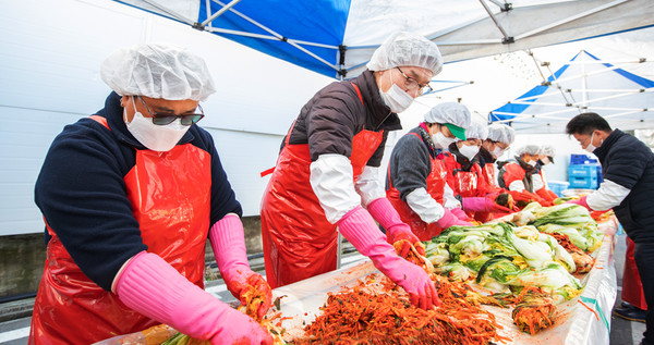 박영선 벽제농협 조합장(왼쪽에서 두 번째)이 여성농업인봉사단체 회원들과 김장을 담그고 있다.