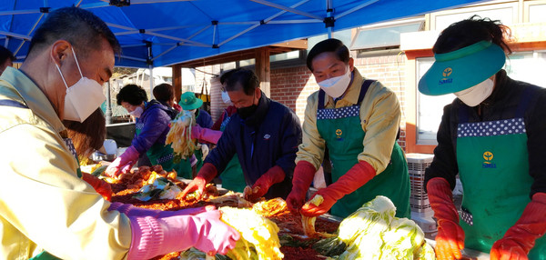 사랑의 김장나눔을 주관한 원신동 새마을부녀회와 관계자들이 김장을 담그고 있다.