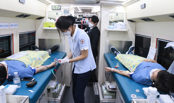 일산병원 직원들이 헌혈을 하고 있다.