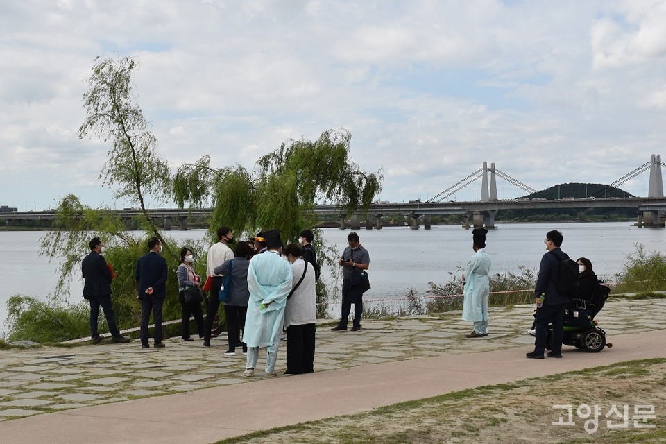 공모전 심사단의 현장심사 모습. 한강변과 접한 행주산성 역사공원에서는 자연을 즐길 수 있다. 특히 이곳에선 주변 식당과 연계해 피크닉 도시락을 배달받을 수 있도록 준비할 계획이다. 