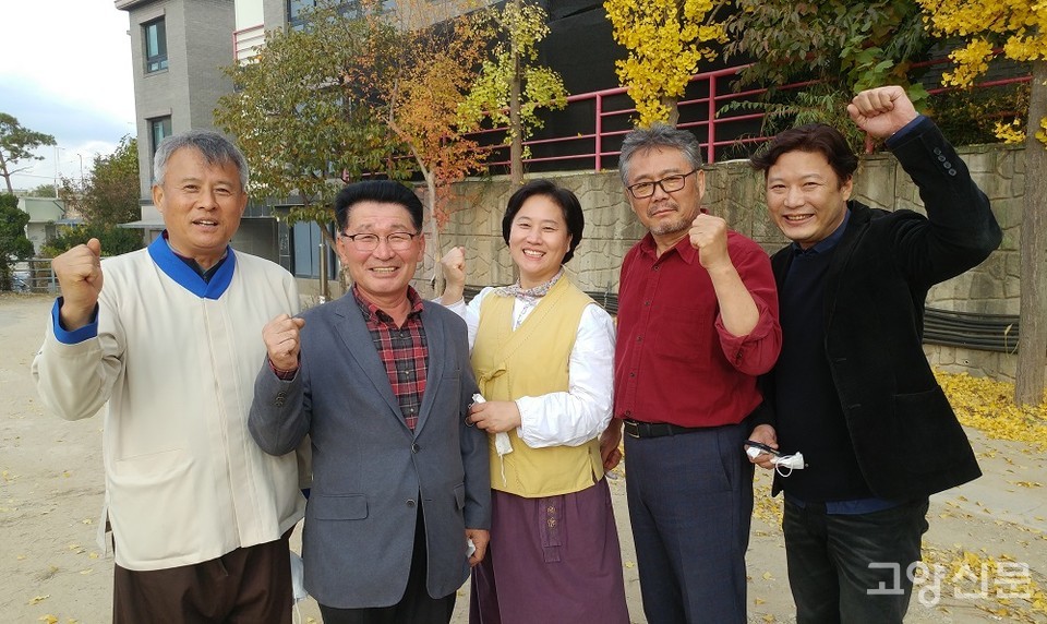 올해 한국관광공사 열린관광지 공모사업에 최고점수를 받은 행주동 지역의 마을공동체 대표들. 지역주민들이 주체가 되어 만들어낸 사업계획서는 평가단으로부터 큰 호응을 얻었다. (사진 왼쪽부터) 연익모 ㈔대한궁술협회 대표, 장희진 협동조합 행주토성 이사장, 이옥석 협동조합 행호유람 대표, 서은택 행주산성지역발전위원회 위원장, 정현영 행주아트홀 프로듀서.