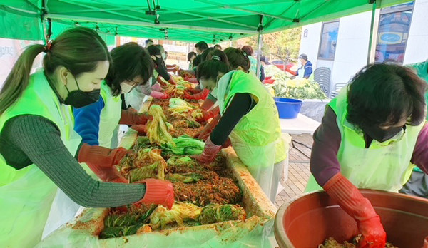 김장을 담고 있는 창릉동 직능단체와 지역단체 관계자들