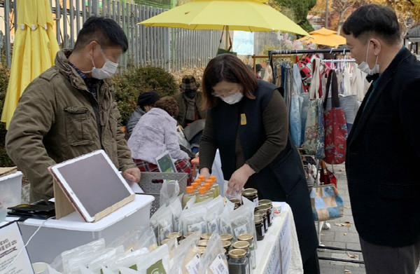  ‘꿈드림 힐링 버스킹’에 참여한 업체들이 품질 좋은 물품을 판매하며 지역민들의 큰 인기를 끌었다.