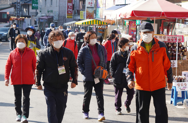 일산농협, 한가족 산악회 회원들이 산행을 하기위해 이동하고 있다.