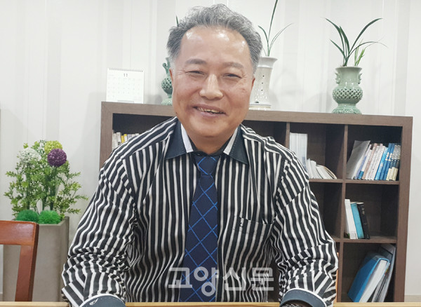 강점희 경기고양시일산가구협동조합 이사장은 "고양가구단지가 흩어져 있는 가구인들이 한자리에 모여 일을 할 수 있도록 힘을 실으며 실력을 키워주고 지역 일자리를 창출하면서 시민들이 보다 편리하게 쇼핑할 수 있는 자족시설의 역할을 하리라 믿는다"며 "응원의 눈길과 목소리를 보내달라고 간절하게 부탁드린다"고 호소했다.