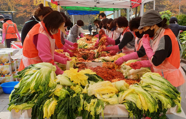 대화동 직능단체 위원 80여명 등이 참여해 지역의 어려운 이웃을 위한 김장을 담갔다.