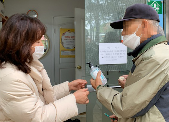 풍산동이 지역내 경로당을 찾아가 손소독제 등의 방역물품을 비치하도록 당부했다.