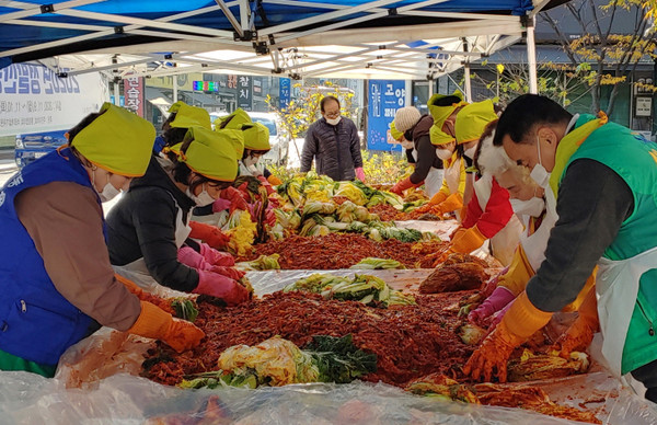 정발산동 직능단체 회원 50여명이 모여 김장김치 250포기를 담그고 있다.