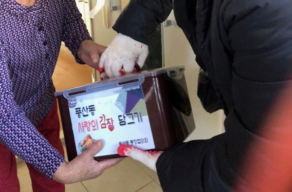 한한종 통장협의회장이 지역의 경로당과 어려운 이웃에 김장김치를 전달하고 있다.