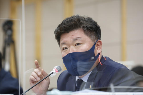 경기도의회 도시환경위원회 최승원 의원이 11일 경기도공 행정사무감사에서 질의하고 있다.