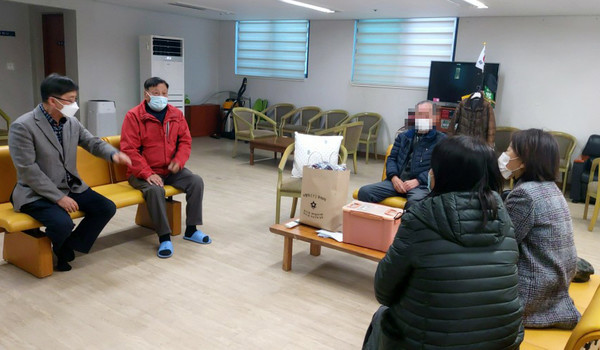  성사1동 새마을부녀회와 단체 일동이 지역주민을 위해 마련한 김장김치와 무릎담요 등을 전달하고 어르신들을 위문했다.