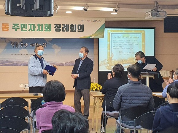 주엽1동 주민자치회 초대 김영식 회장(오른쪽)이 전 주엽1동 주민자치위원회 송광수 위원장(왼쪽)에게 그동안의 노고와 헌신에 고마움을 전하며 모든 위원들의 마음을 담아 감사패를 전달했다.